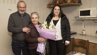 Dosinda, en imagen de archivo de 2020, cuando recibi� la visita del alcalde de Laxe por su 101 cumplea�os