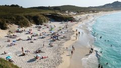 En la foto, ba�istas refresc�ndose en la playa de Santa Comba hace unas semanas con una de las olas de calor de este verano. La temperatura del agua est� m�s fresca en las playas m�s expuestas al viento y a las corrientes.