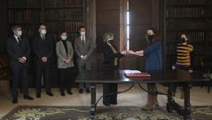 10 de diciembre en Meir�s. La jueza Marta Canales (derecha) entrega las llaves del pazo a la abogada general del Estado, Consuelo Castro. En el acto estaban presentes los abogados del Estado, de la Xunta y del Concello de Sada