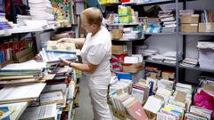 Imagen de este mismo mes en Santiago, en la que una librera escoge los libros de un alumno
