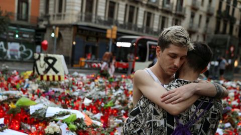 Dos personas se abrazan en uno de los homenajes a las v�ctimas del atentado de Las Ramblas, Barcelona