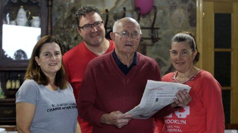 Julio Gonzlez con sus tres hijos, momentos antes de la comida de cumpleaos