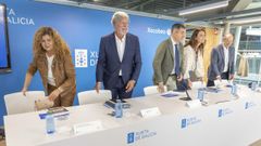 El conselleiro de Educaci�n, Rom�n Rodr�guez (en la imagen, tercero por la izquierda), este martes en Santiago, acompa�ado por los altos cargos de su conseller�a.