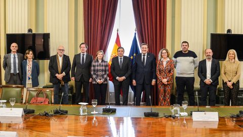 Foto de familia del ministro y de los representantes de los pescadores, los pescaderos y los acuicultores con quienes se reuni en Madrid, en la sede Agricultura, Pesca y Alimentacin