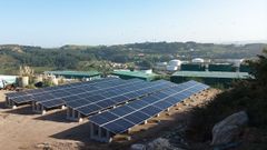 La instalacin fotovoltaica de la planta de basuras de Nostin (A Corua) consta de 74 paneles bifaciales montados en el suelo