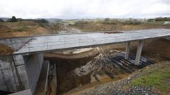 Paso superior sobre la A-54 en el enlace de Arz�a sin acabar y la autov�a sin asfaltar a inicios de febrero
