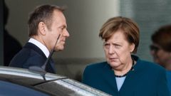 El presidente del Consejo Europeo, el polaco Donald Tusk, y la canciller alemana, Angela Merkel, se despiden tras su reunin de ayer