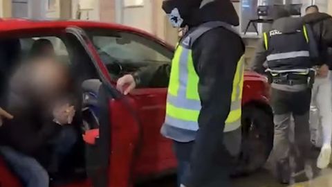 Intento de homicidio. La Polic�a Nacional arrest� a los implicados en el tiroteo que casi causa la muerte a un agente del GRECO en Huelva de la Polic�a Nacional tras recibir un proyectil disparado por una AK-47. Ocurri� el pasado noviembre, y las detenciones (imagen) de los considerados culpables se realizaron a principios de este a�o. 