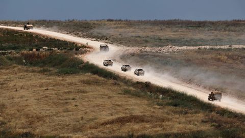 Veh�culos militares se desplazan por el sur del L�bano, vistos desde el lado israel� de la frontera en la Alta Galilea, al norte de Israel, este mi�rcoles 