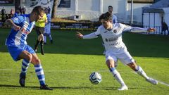Saviola, de blanco, en un instante del derbi del pasado curso entre el Boiro y el Puebla