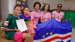 La madre de Vozinha (segunda por la derecha), posa con la bandera de Cabo Verde junto con otros familiares.