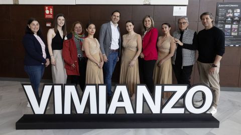 Representantes do Concello de Vimianzo, do Agadic e da compa��a de danza, na presentaci�n do espect�culo