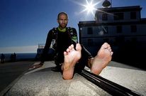 Quim Navarro, Steelman X, lleg� ayer a Fisterra, donde ense�� sus sufridos pies tras el gran reto.