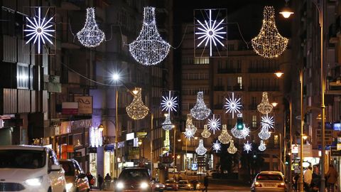 LUCES DE NAVIDAD EN OURENSE.En la ciudad, el alumbrado navideo se encendi en la vspera del puente de la Constitucin