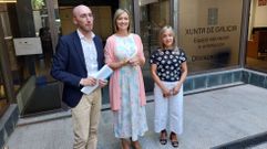 La conselleira Fabiola Garc�a, en el centro, visit� las nuevas instalaciones del punto de encuentro familiar. 