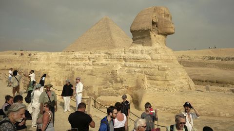 Vista del Complejo de Guiza con la Gran Esfinge y la pirmide de Kefrn al fondo. En 3.500 aos de historia, la mscara de oro de Tutankamn slo ha tenido dos hogares: una tumba en el Valle de los Reyes y un decrpito palacete rosa plido en el corazn de El Cairo. Este sbado estrenar formalmente casa nueva, el Gran Museo Egipcio (GEM, en ingls), que habitar acompaada por el gran coloso de Ramss II, la paleta de Narmer y otras 100.000 piezas arqueolgicas del Antiguo Egipto