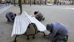 Obreros colocando los �ltimos bancos de la plaza de Armas