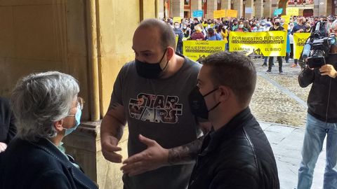 Dos portavoces de los hosteleros concentrados en la Plaza Mayor de Gij�n se re�nen con la alcaldesa, Ana Gonz�lez