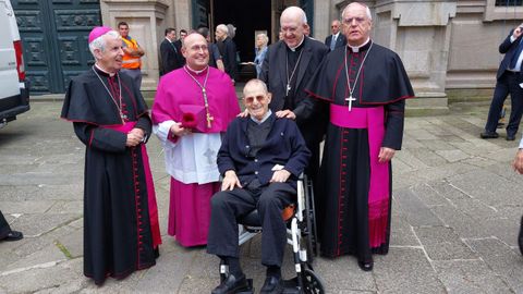 Alfonso Iglesias Rodríguez (en silla de ruedas) en una foto reciente con el actual obispo, Leonardo Lemos y dos de sus predecesores, Fiuza y Osoro