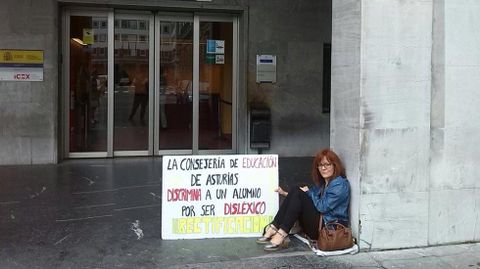 Marta Mar�a Garc�a a las puertas de la Consejer�a de Educaci�n.Marta Mar�a Garc�a a las puertas de la Consejer�a de Educaci�n