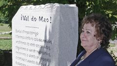 Marica Campo xunto a un monolito que lle dedicou a Asociaci�n de Escritores en Lingua Galega no campo da festa de Val do Mao