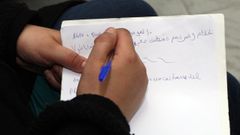 Un emigrante toma notas durante un curso de formaci�n.