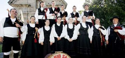 La Peregrina celebra estos d�as sus fiestas y ayer actu� para amenizarlas el grupo R�o Sarela.