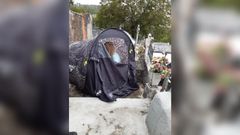 Esta era la tienda de campa�a en la que dorm�a la peregrina alemana. Estaba sobre un nicho, en el cementerio de San L�zaro