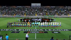 Los jugadores del Celta y del Omonia, antes del inicio del partido.
