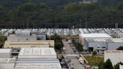 Imagen tomada ayer de las campas de estacionamiento de veh�culos de Stellantis en O Porri�o, junto a los pol�gonos industriales.