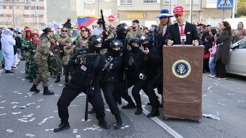 Los de Bribes optaron por reflejar la pol�tica internacional con su comparsa.