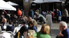 Ambiente en la plaza Mayor de Ourense durante la celebraci�n del mercadillo de antig�edades de este fin de semana