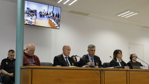 Vista del detenido por el crimen de Elisa Abruedo, junto a abogados en la vista de este jueves en la Audiencia.