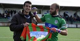 Roberto, a la izquierda, en los proleg�menos de un partido que el Laracha jug� la pasada temporada