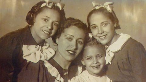 Araceli Ruiz Toribios, primera por la izquierda, posa con sus hermanas en la primera foto que se hicieron tras llegar a la URSS. �gueda, a su derecha, es la mayor; Angelines es la m�s peque�a y, a su lado, Conchita. �Yo que me cre�a que era de Gij�n, gijonesa y cuando tuve que pedir la partida de nacimiento me dicen que hab�a nacido en Ba�os de Cerrato. �Y eso d�nde est�?, pregunt�. Como mi padre era ferroviario? �