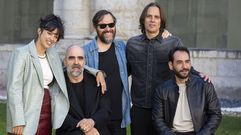 El director Rafael Cobos (2d), los actores Luis Tosar (2i), Jes�s Carroza (d) y Teresa Garz�n (i), el guionista Fernando Navarro (c) posan en la Foto del D�a en la 70� edici�n de la Seminci en el Teatro Calder�n