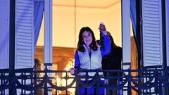 Cristina Fernndez saluda desde el balcn de su casa, el pasado 26 de octubre.