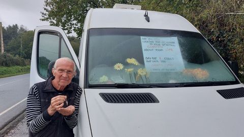 Antoine junto a la furgoneta en la entrada de Sarria, con el pndulo que utiliza para sus consultas