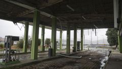 En foto tomada este jueves, la gasolinera de As P�as en total abandono