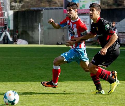 El capit�n Manu, presionado por un jugador del Mallorca en el �ngel Carro. 