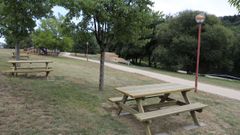 Las mesas, con los m�dulos del pantal�n de fondo