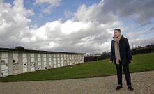 La concejala del PP de Bergondo Silvia V�zquez, en el cementerio parroquial, construido en suelo de uso agrario, tal como se recoge en la ficha sobreimpresionada en la foto. 
