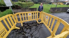 Un vecino analiza los estragos causados por la ca�da de un rayo en Casadelos, en la localidad de Neda.
