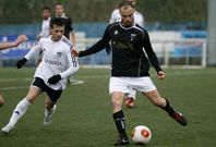 Bruno, a la derecha, conduce el bal�n en el partido del domingo ante el Dumbr�a.