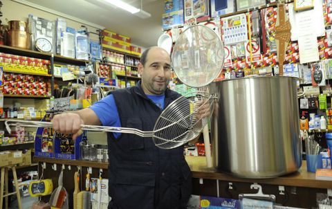 Juan Rodr�guez Vence, que lleva 23 a�os en Mato, donde se puede encontrar casi de todo. 