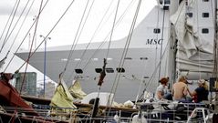 Tripulantes de la Tall Ships Race conversando ante el crucero �MSC Opera�