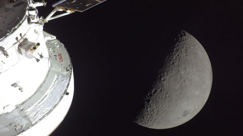 Vista de la Luna y de la Tierra alineadas mientras la nave realiza su aproximaci�n al sat�lite