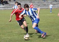R�os conduce el bal�n en el partido del domingo en A Medela ante la SD Becerre�. 