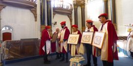 Miguel Castro (con barba), en el momento de ser investido cofrade de honor en el consistorio de Donostia.