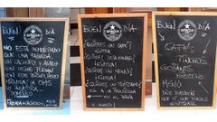 Mensajes escritos en la pizarra del bar